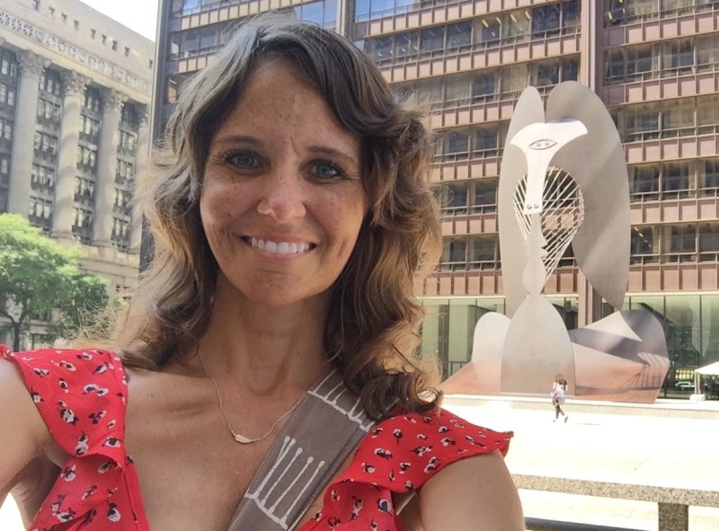 Lindsay stands in front of the Picasso sculpture in downtown Chicago