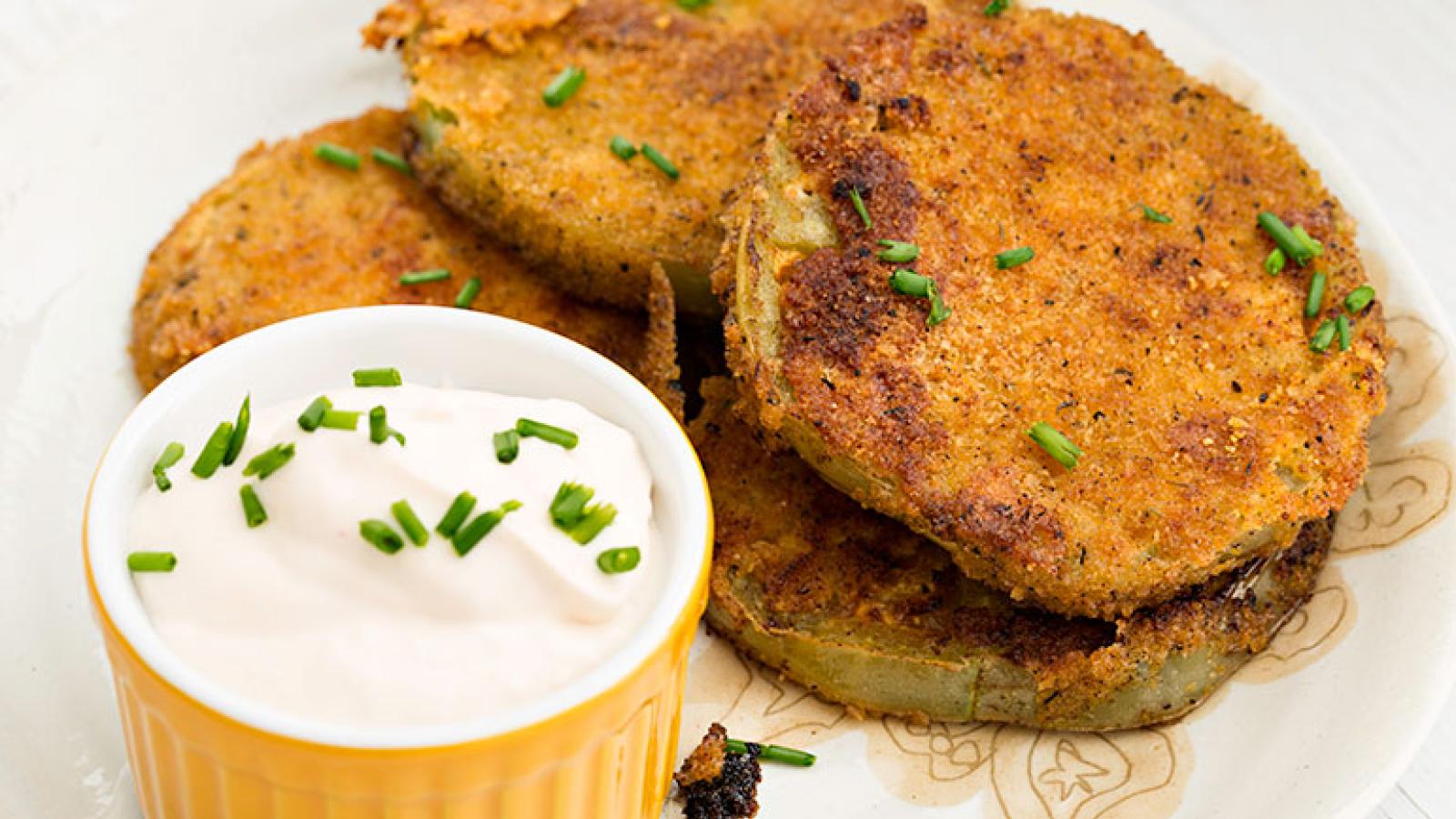 Fried green tomatoes with yogurt dressing