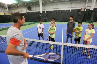 Mike Lange with kids tennis class