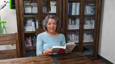 Angelica reads in the library at Waterford Place
