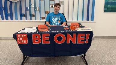 Seth Adler shares Gift of Life's message through a tabling event.