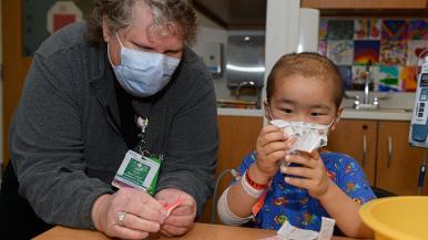 Rush University Children’s Hospital patient gives a helping hand to COVID-19 vaccine clinic